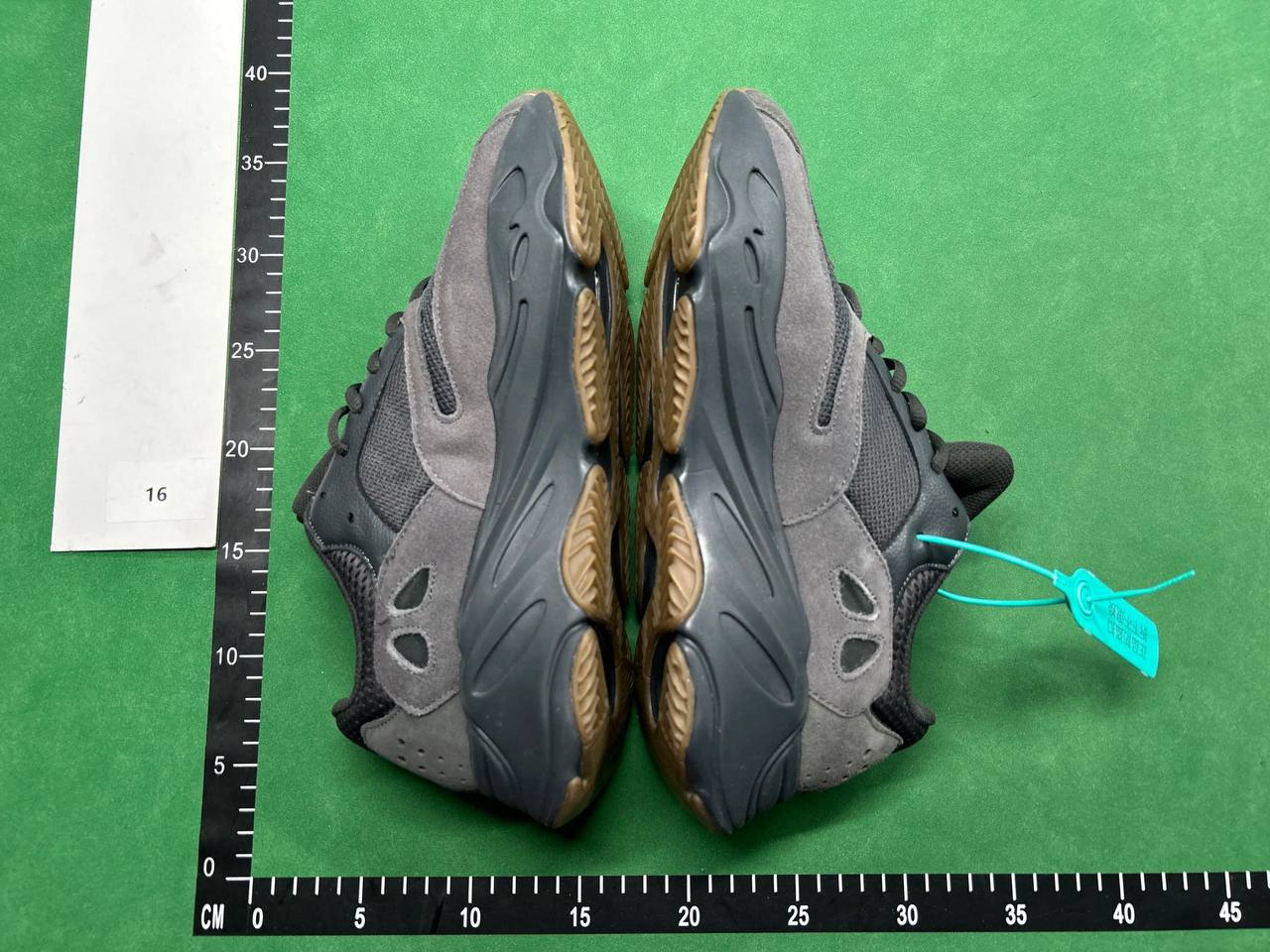 Yeezy boost 700