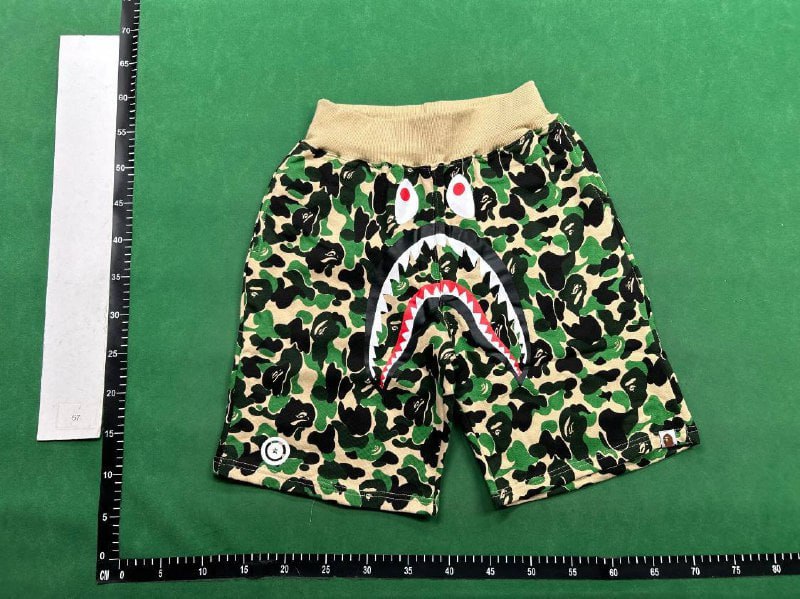 Bape shorts  (27 CP)