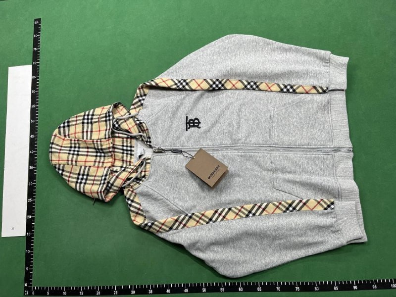 Burberry hoodie  (40 CP)