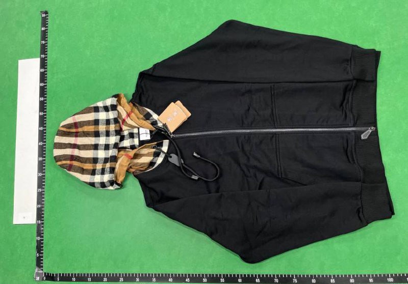 Burberry hoodie  (40 CP)